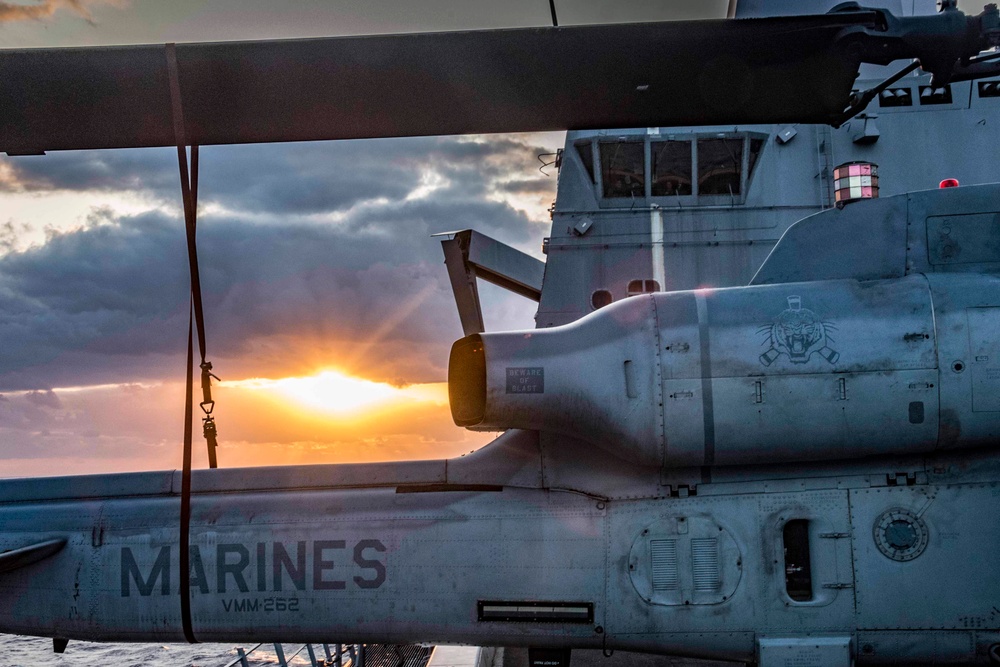 VMM-262 disembarks USS Green Bay