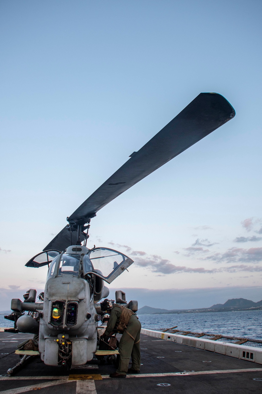 VMM-262 disembarks USS Green Bay