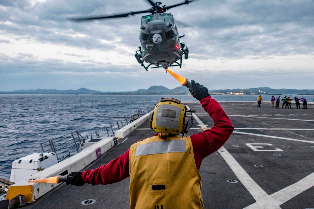 VMM-262 disembarks USS Green Bay