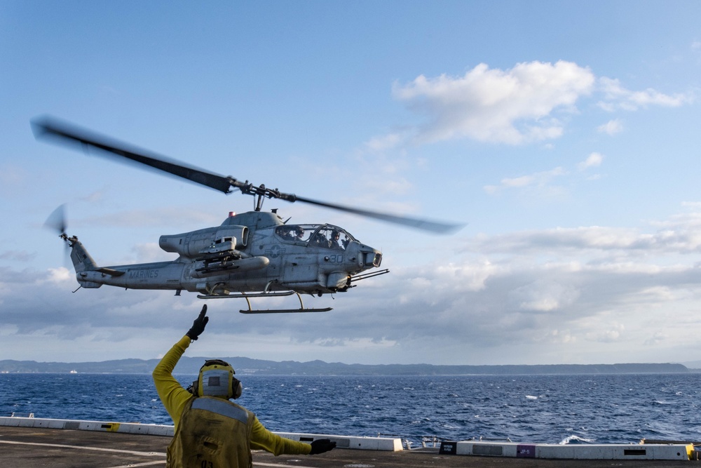 VMM-262 disembarks USS Green Bay