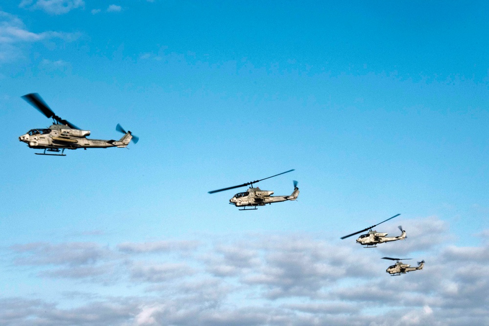 VMM-262 disembarks USS Green Bay