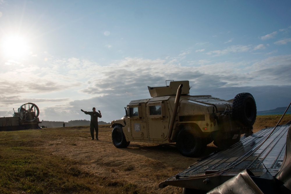 Marine forces LCAC offload from USS Bonhomme Richard (LHD 6)