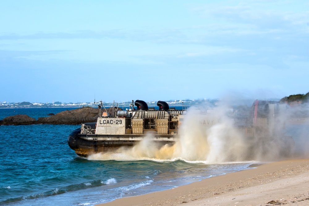 Marine forces LCAC offload from USS Bonhomme Richard (LHD 6)