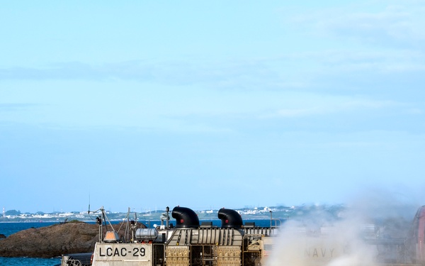 Marine forces LCAC offload from USS Bonhomme Richard (LHD 6)