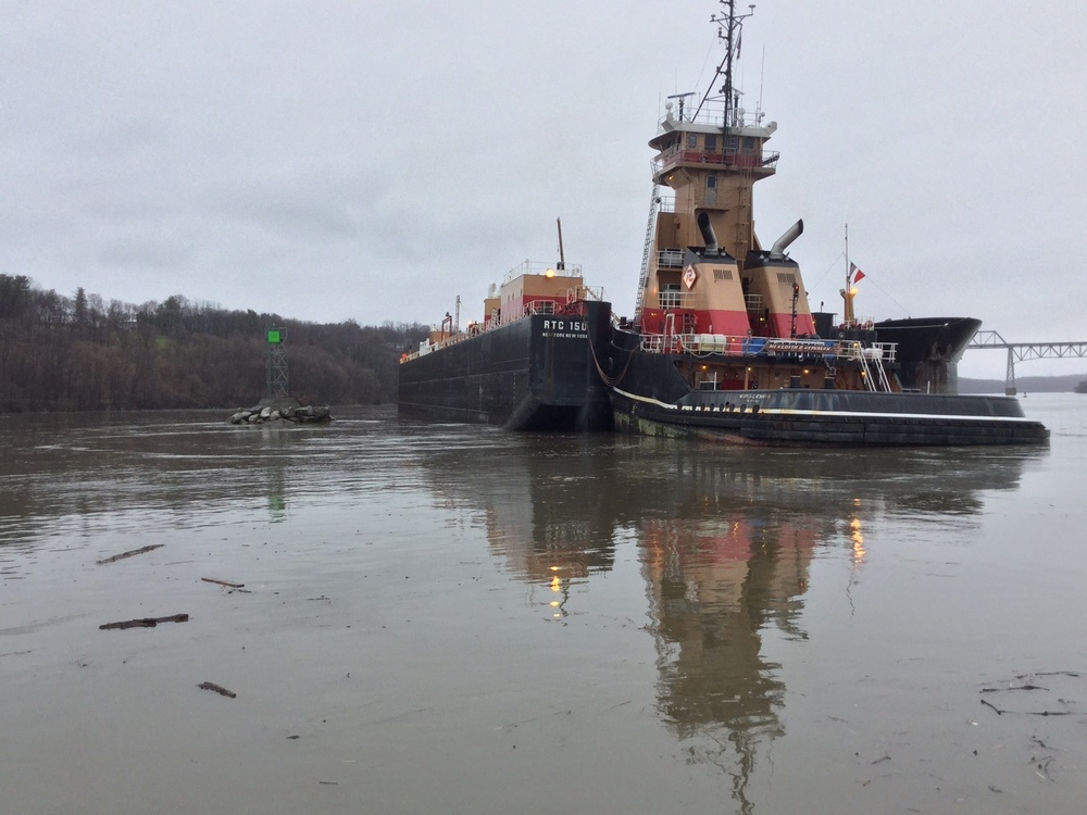 Coast Guard responds to barge around near Catskill, NY
