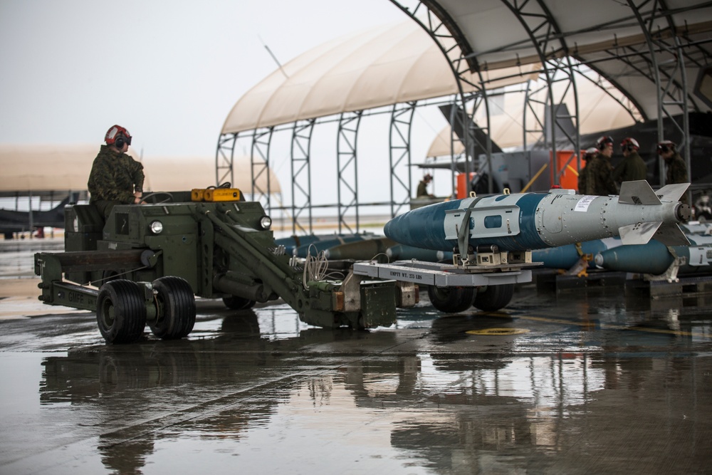 VMFA-121 Conducts hot reloads