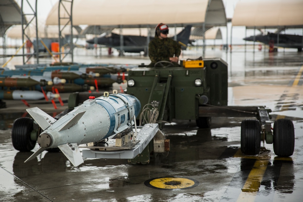 VMFA-121 conducts hot reloads