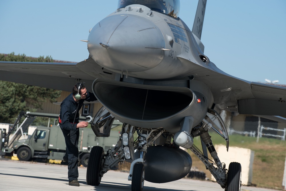 Comin’ in hot: F-16 Fighting Falcons receive “hot pit” refueling