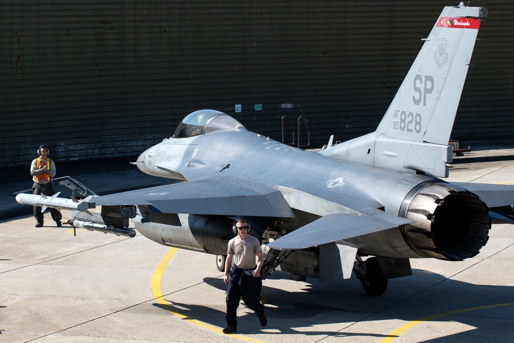 Comin’ in hot: F-16 Fighting Falcons receive “hot pit” refueling