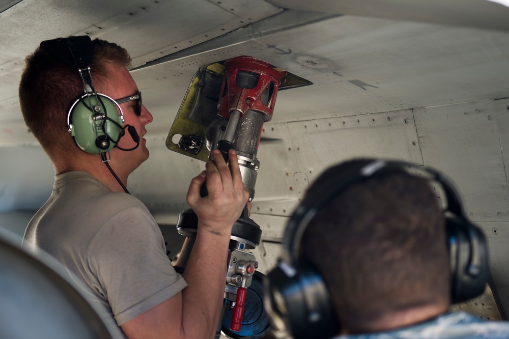 Comin’ in hot: F-16 Fighting Falcons receive “hot pit” refueling