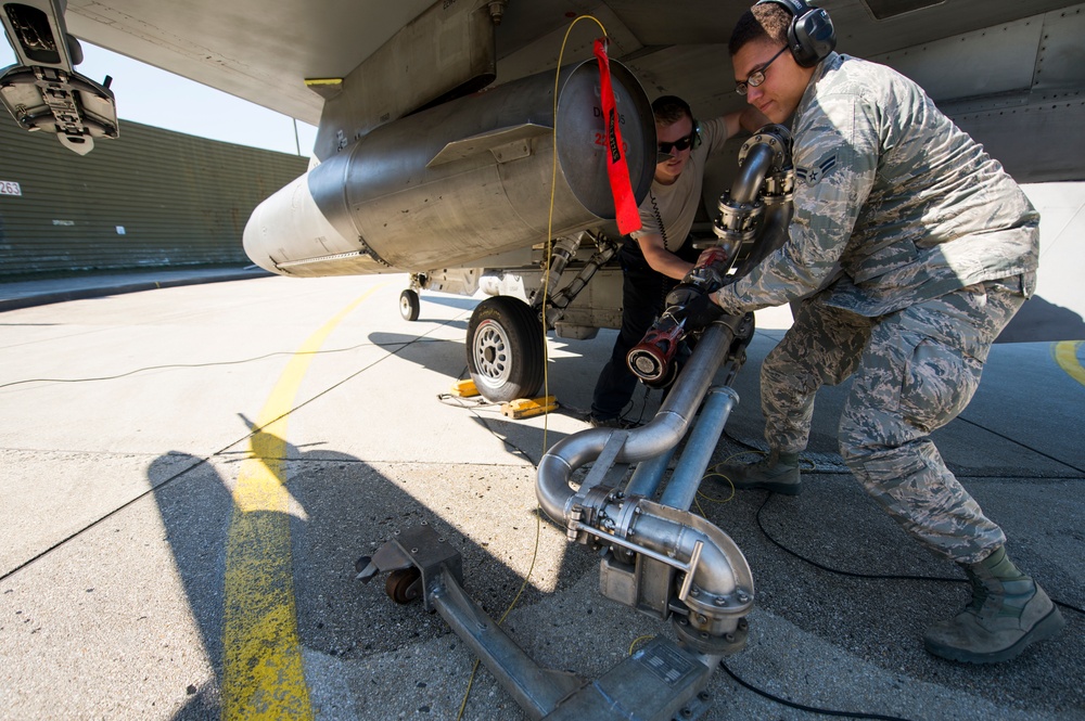 Comin’ in hot: F-16 Fighting Falcons receive “hot pit” refueling