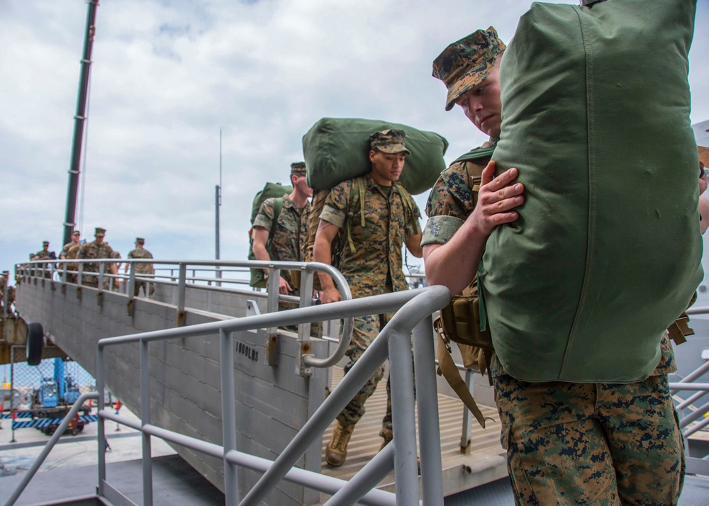 USS Bonhomme Richard (LHD 6) 31st MEU Onload, Okinawa