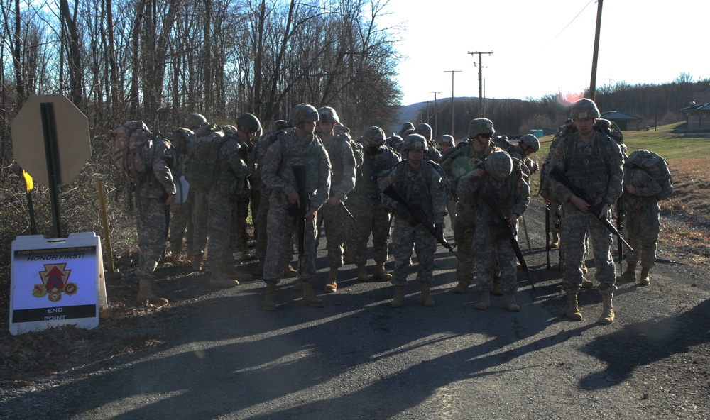 213th Regional Support Group Soldiers participate in air assault preparation course