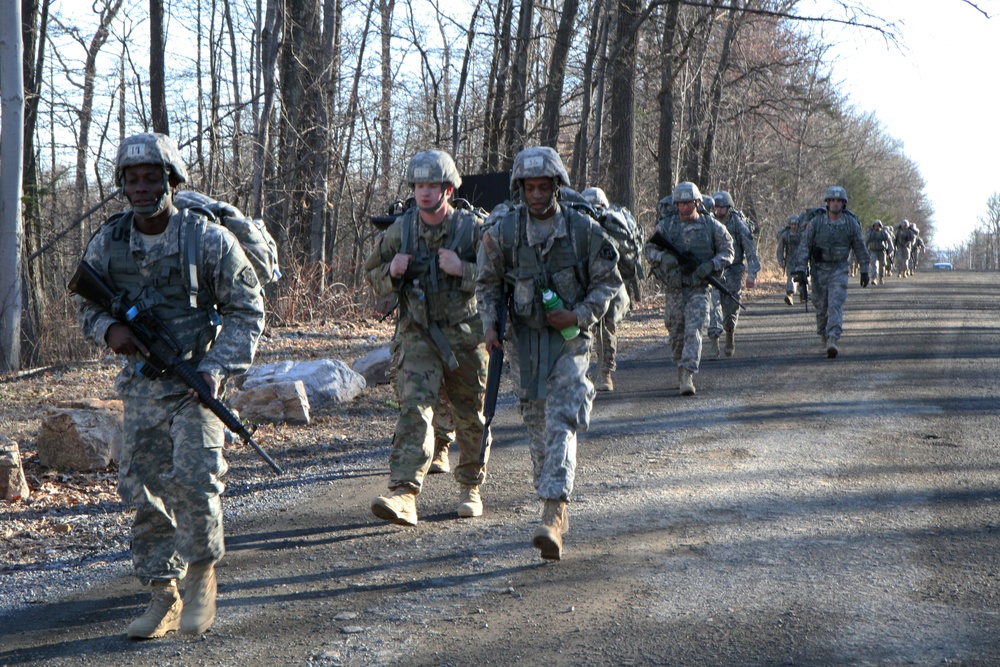 213th Regional Support Group Soldiers participate in air assault preparation course