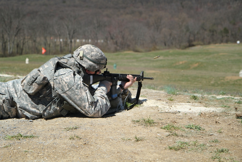 213th Regional Support Group Soldiers qualify on the range