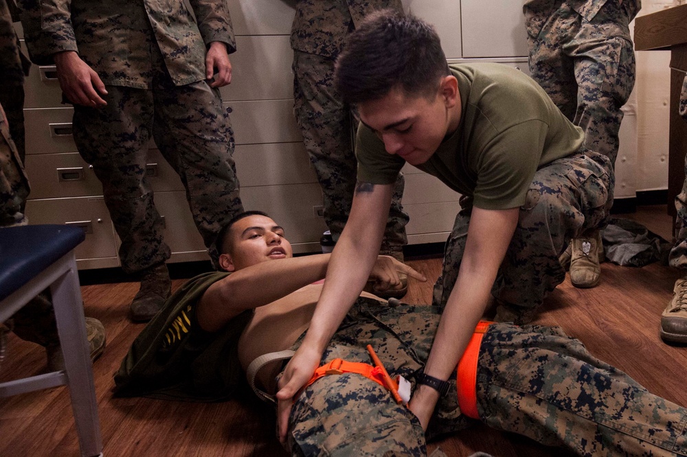 Marines participate in Combat Life Saver course at Sea