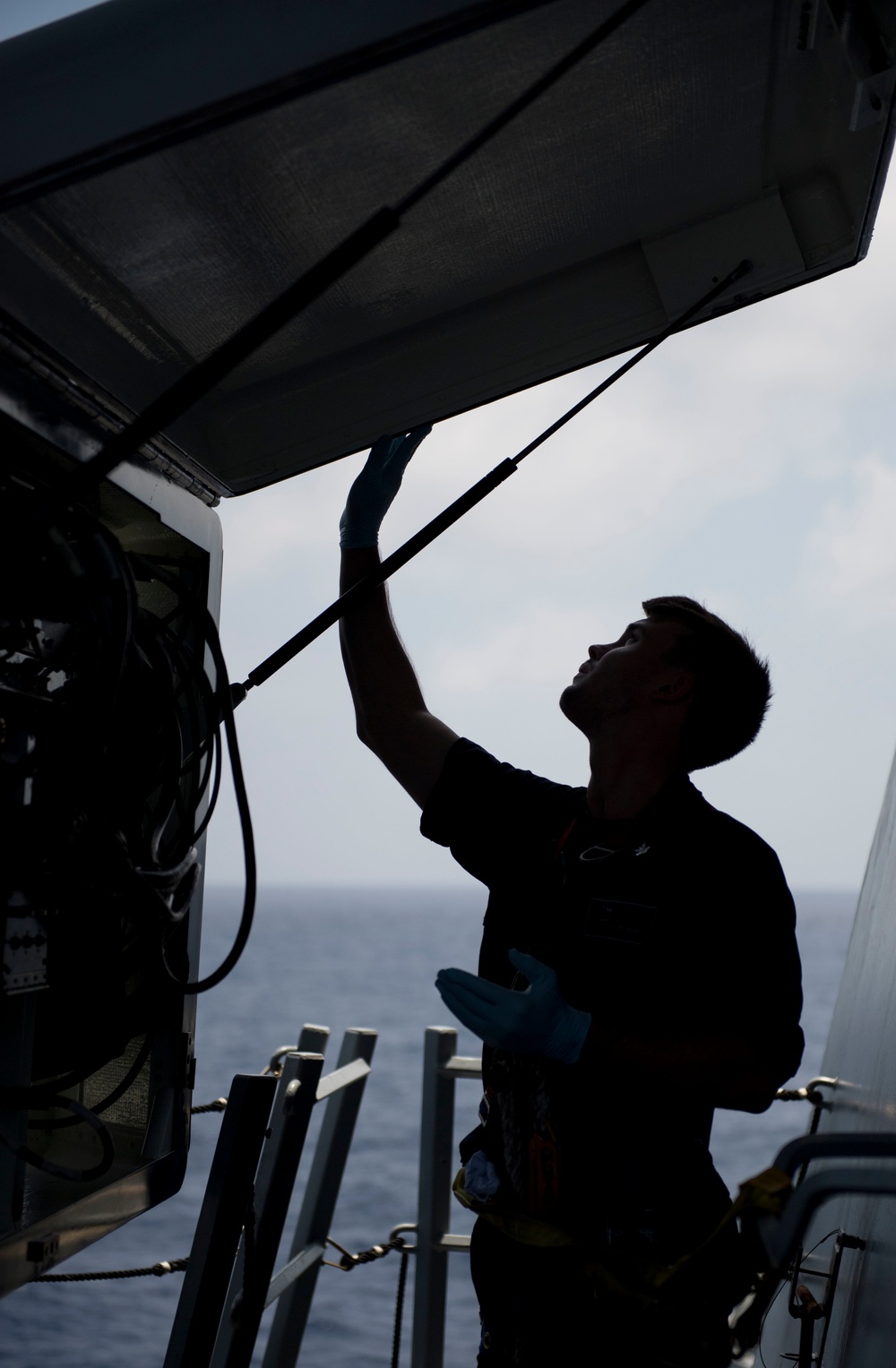 USS Michael Murphy radar maintenance
