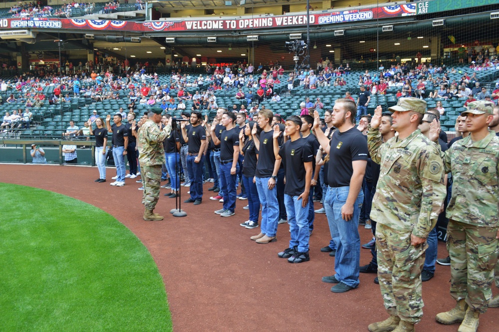 Phoenix Recruiting Battalion conducts mass enlistment at MLB game