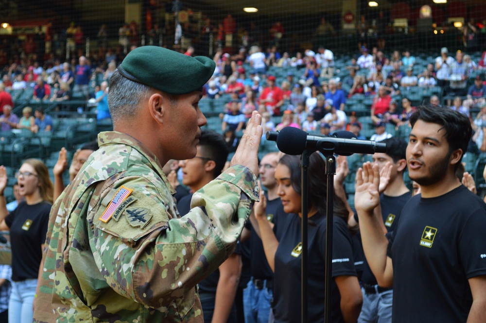 Phoenix Recruiting Battalion conducts mass enlistment at MLB game