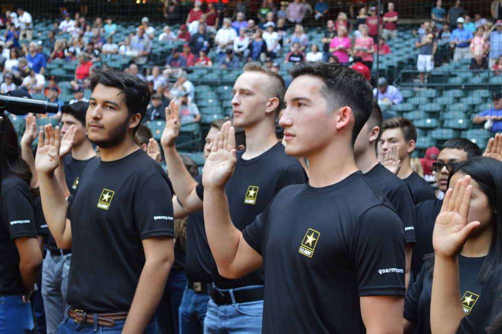 Phoenix Recruiting Battalion conducts mass enlistment at MLB game