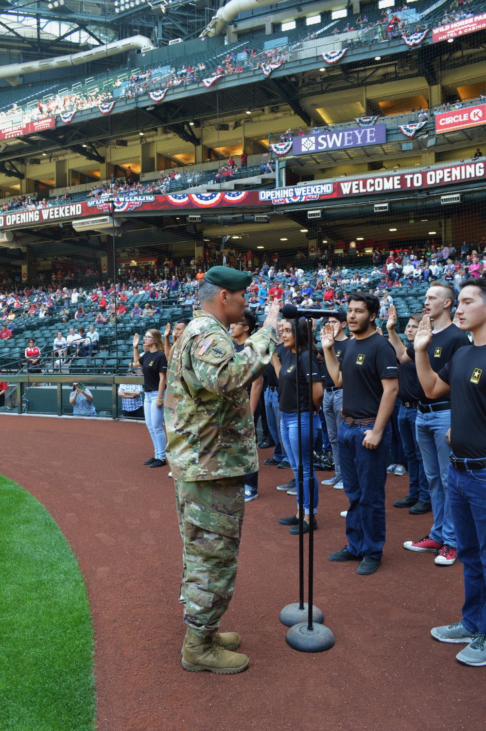 Phoenix Recruiting Battalion conducts mass enlistment at MLB game