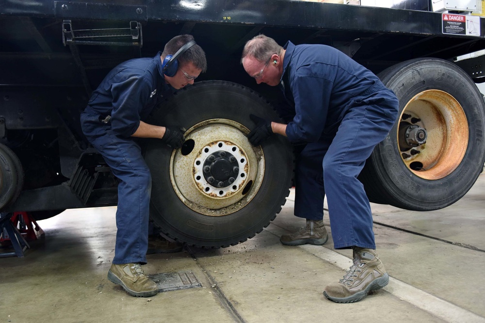 Vice commander visits vehicle maintainers