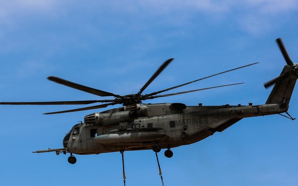 Stop, drop and rope: Marines conduct external lifts, fast roping during WTI 2-17