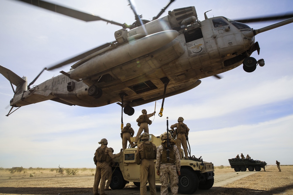 Stop, drop and rope: Marines conduct external lifts, fast roping during WTI 2-17