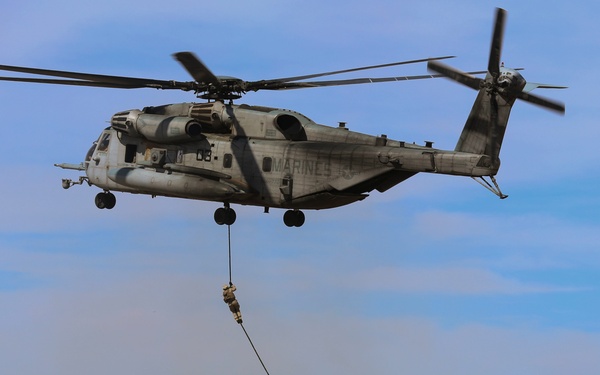 Stop, drop and rope: Marines conduct external lifts, fast roping during WTI 2-17