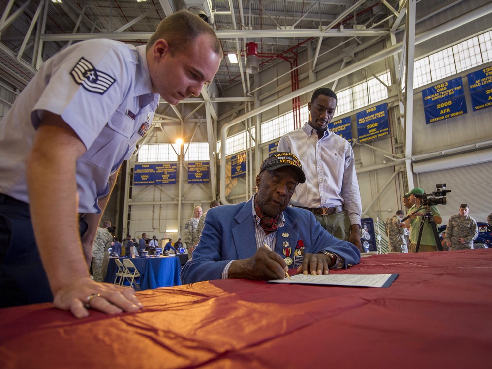 Original Tuskegee Airman enlists SC resident into Air Force Reserve