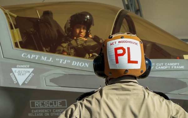 VMFAT-501 Marines hone skills during Instructor Pilot Proficieny Training