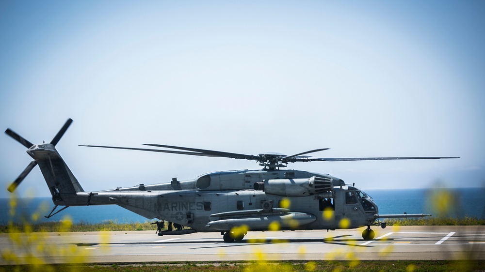 Delivering Artillery: CH-53E rapidly deploys the M777 Howitzer