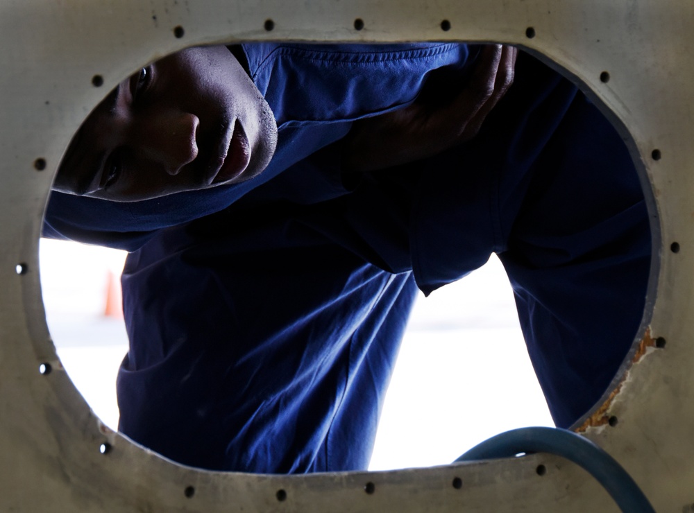 In a tight spot: Maintenance Airmen hold confined space exercise