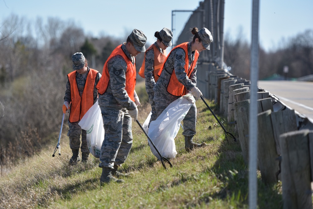 180FW Airmen give back to local community