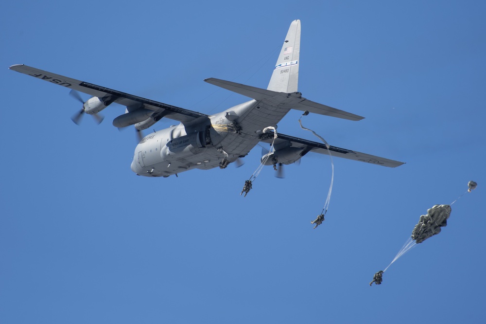 '1 Geronimo' paratroopers conduct airborne training