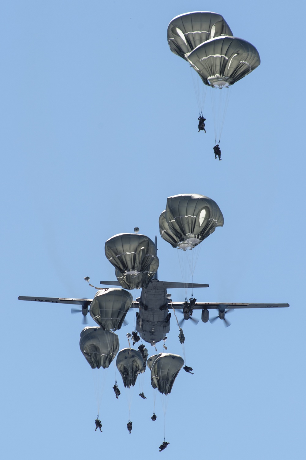 '1 Geronimo' paratroopers conduct airborne training