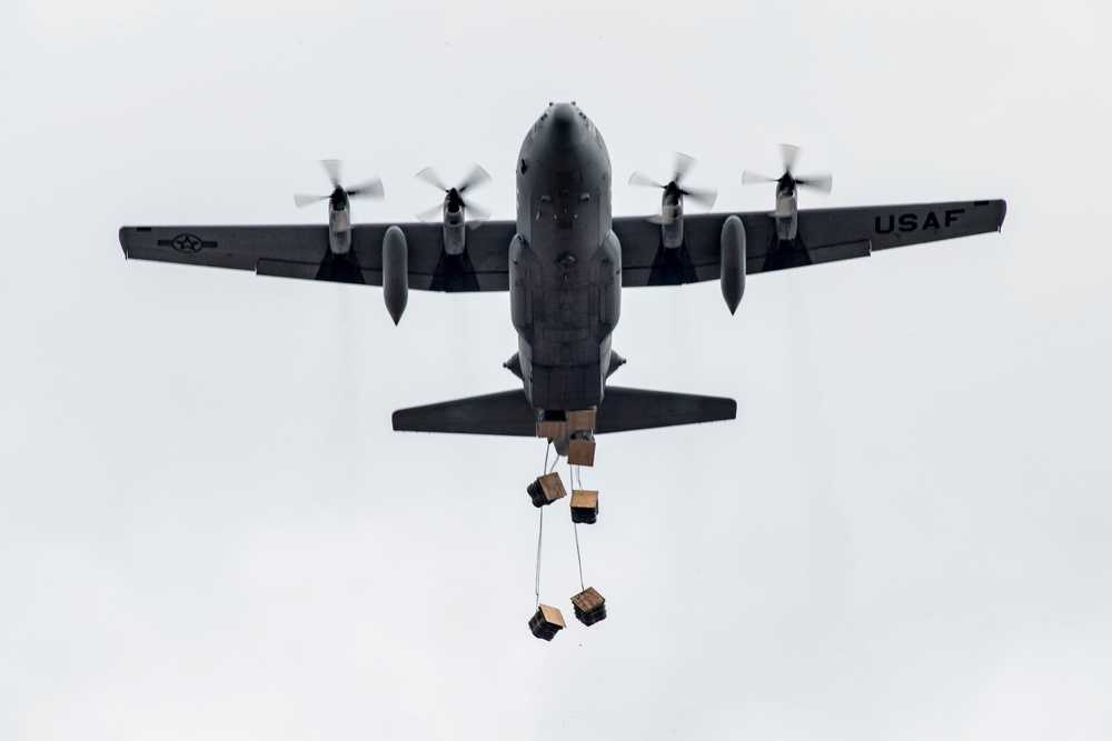 Yokota airmen conduct mass CDS airdrop