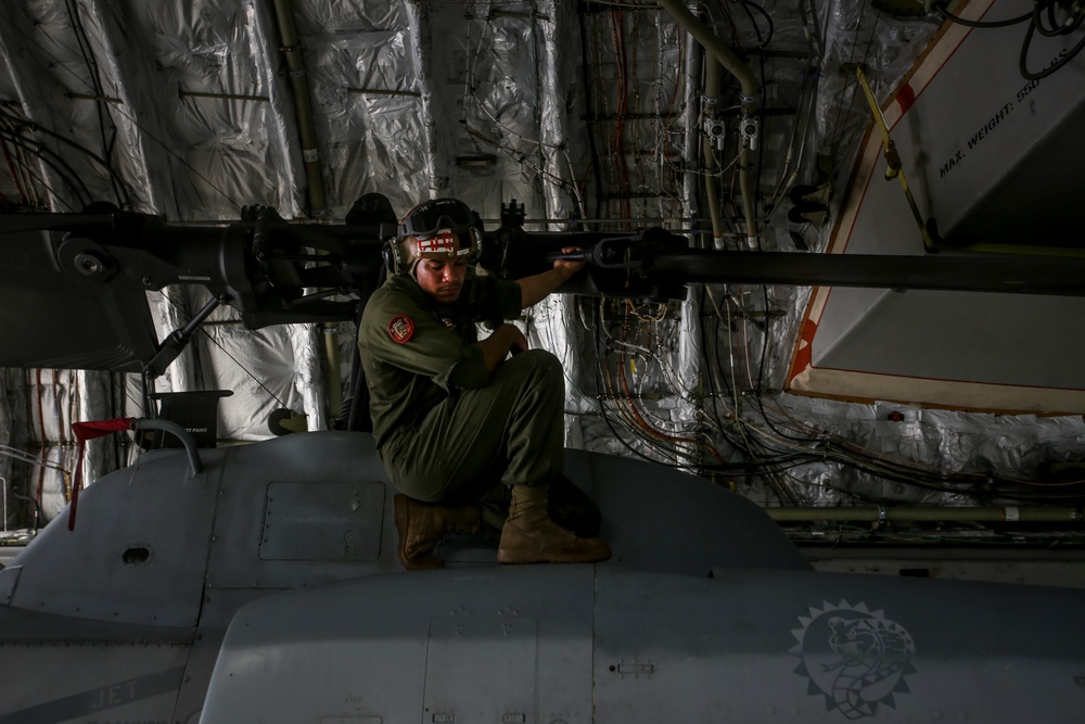 Air Superiority: Marines offload AH-1 Cobras in Darwin