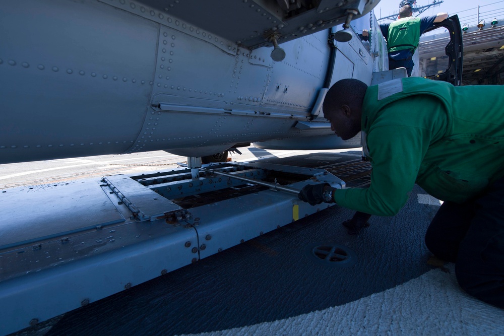 USS Shoup (DDG 86) Conducts Flight Operations During COMPTUEX