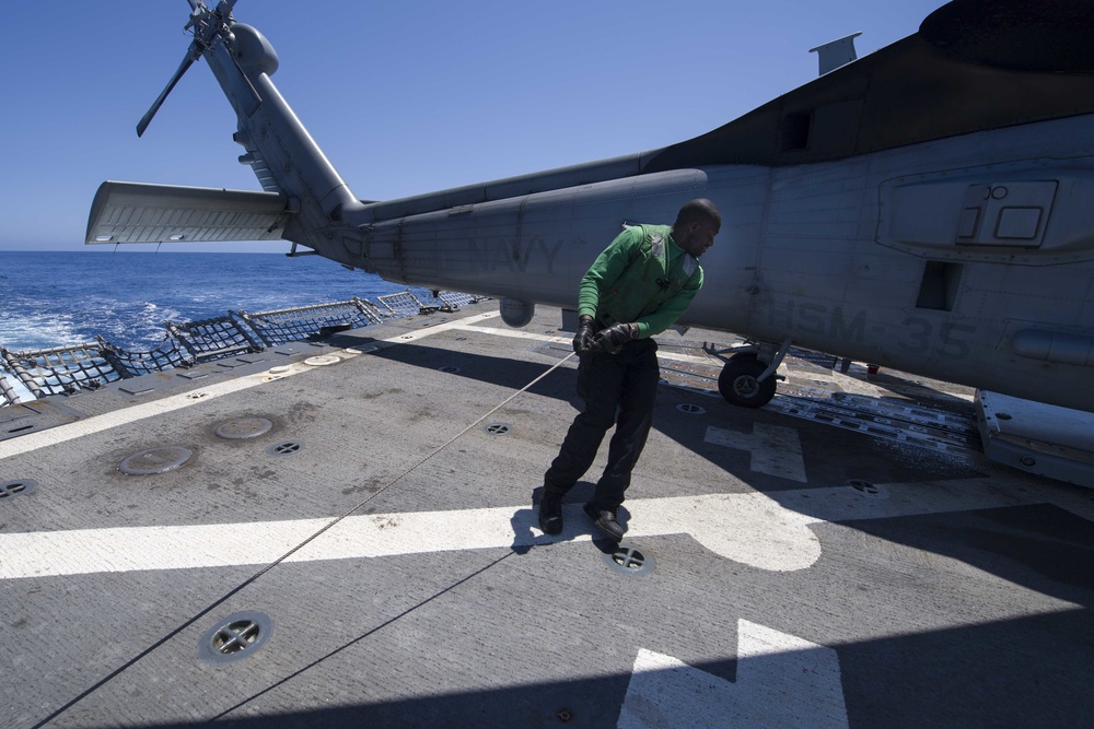 USS Shoup (DDG 86) Conducts Flight Operations During COMPTUEX