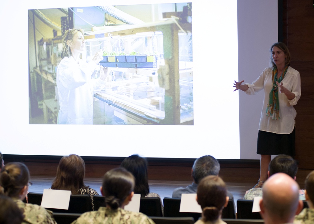 Scientist, Best-selling Author Visits Pearl Harbor for Science and Leadership Seminar