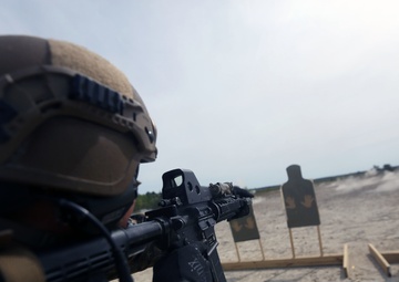 Recon Marines refine marksmanship skills
