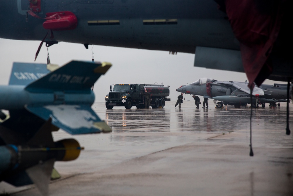 Marines maintain aircraft during MAX THUNDER