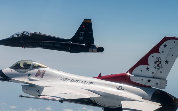 Former Thunderbirds Slot Pilot Reunites With Current Team