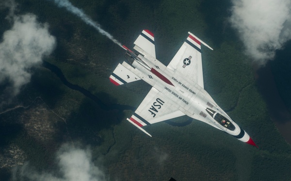 Former Thunderbirds Slot Pilot Reunites With Current Team