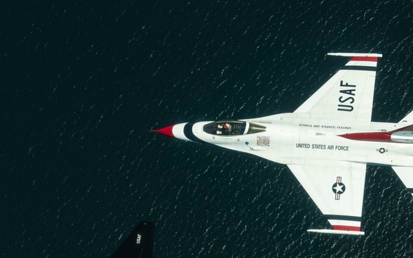 Former Thunderbirds Slot Pilot Reunites With Current Team