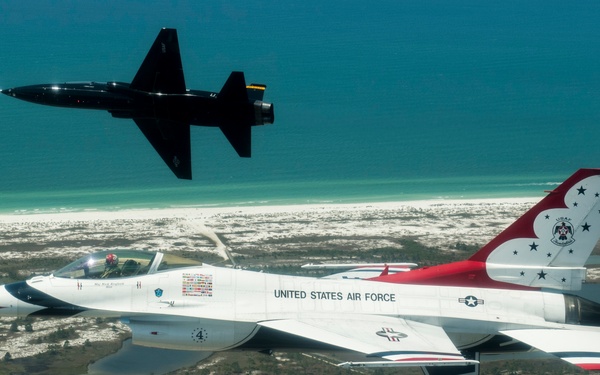 Former Thunderbirds Slot Pilot Reunites With Current Team