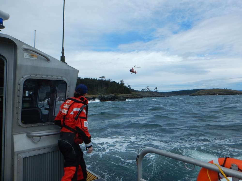 Coast Guard aircrew hoists 3 mariners after vessel runs aground near Boulder Island, Wash.
