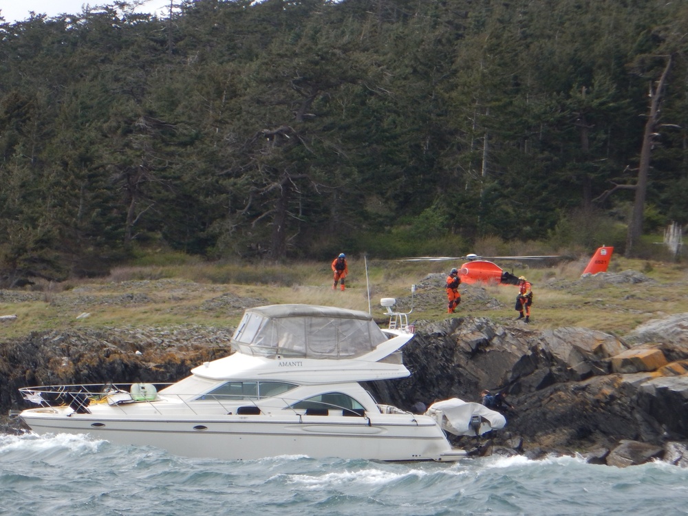 Coast Guard aircrew hoists 3 mariners after vessel runs aground near Boulder Island, Wash.