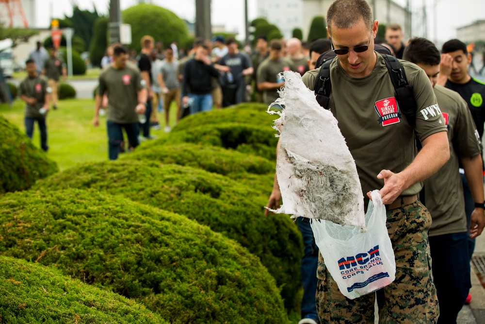 Service members give back to community through Clean-Up Day